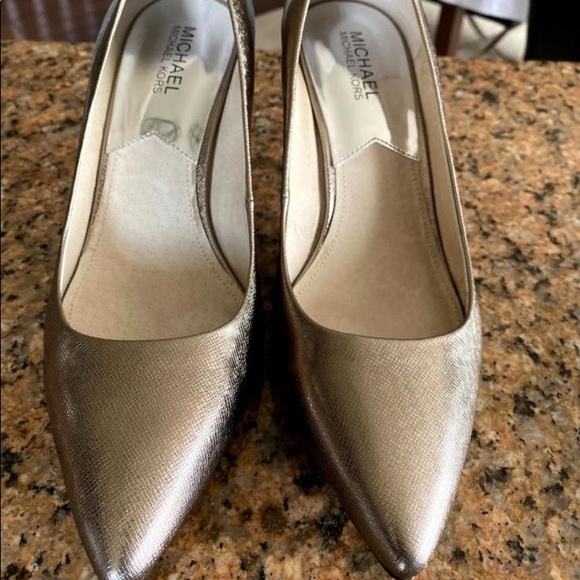 Micheal Kors pumps size 9.5 M Metalic - Picture 2 of 4